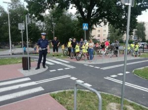 policjant egzaminujący rowerzystów