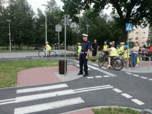 policjant egzaminujący rowerzystów